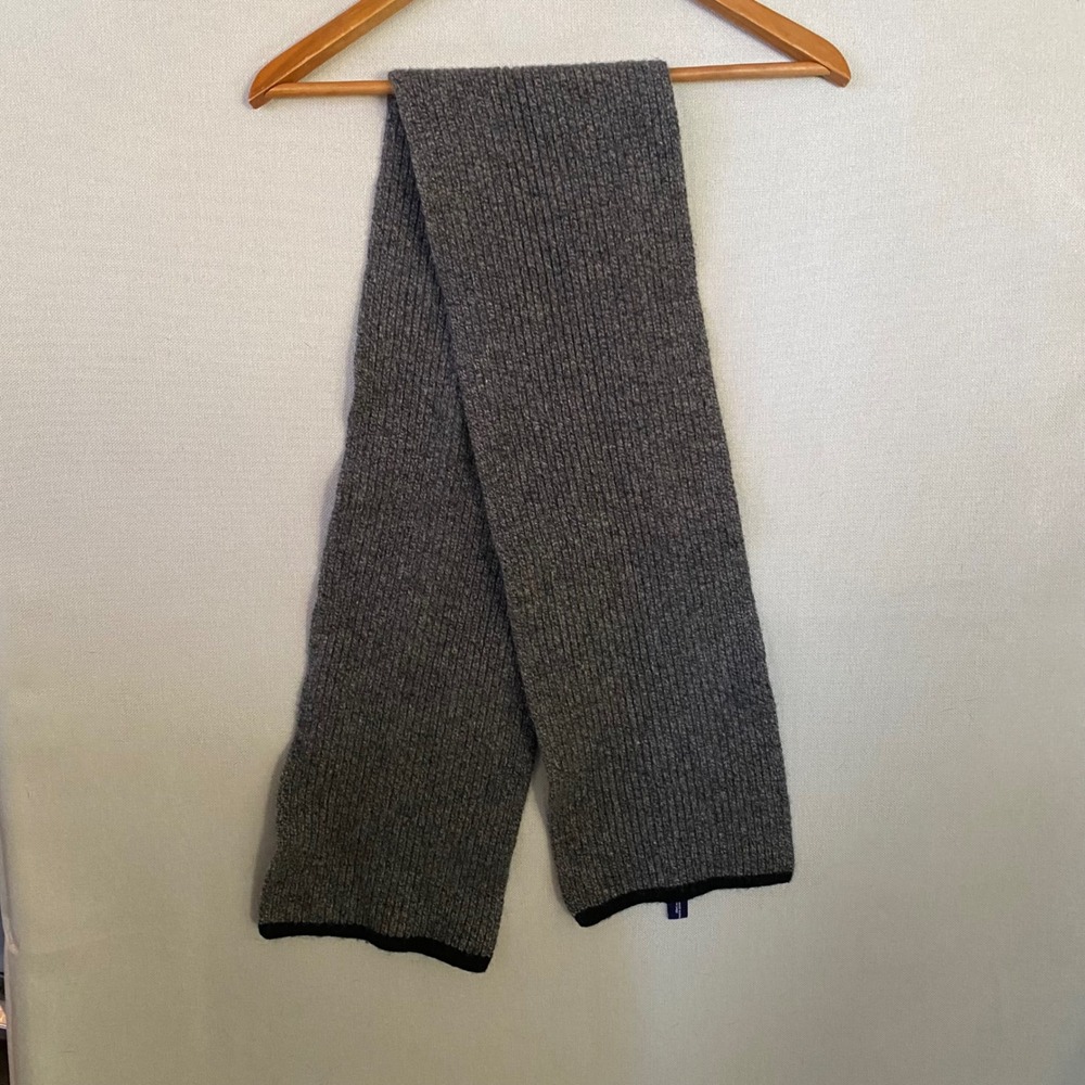 Gap Gray 100% Lambswool Ribbed Knit Scarf with Black Trim 213828 Holiday 2003
